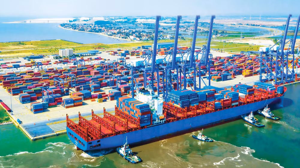 Cảng container quốc tế Tân cảng Hải Phòng là cảng nước sâu lớn nhất miền Bắc với các tuyến dịch vụ trực tiếp đi châu Mỹ và châu Âu.