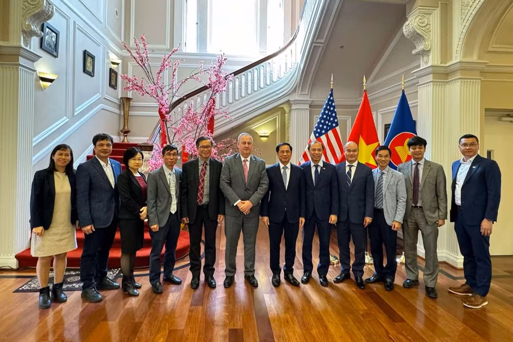 Bộ trưởng Bùi Thanh Sơn chụp ảnh lưu niệm cùng Phó Hiệu trưởng Jeffrey Goss và các thành viên trong đoàn công tác.