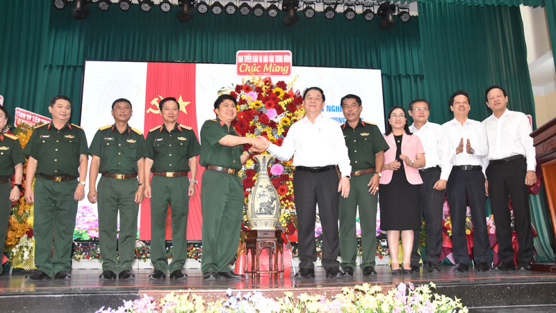 Đồng chí Nguyễn Trọng Nghĩa cùng đoàn công tác tặng hoa, quà chúc mừng Bệnh viện Quân y 120.