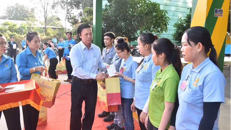 Đồng chí Nguyễn Văn Danh, Ủy viên Trung ương Đảng, Bí thư Tỉnh ủy, Trưởng Đoàn Đại biểu Quốc hội đơn vị tỉnh Tiền Giang tặng quà cho công nhân, người lao động.