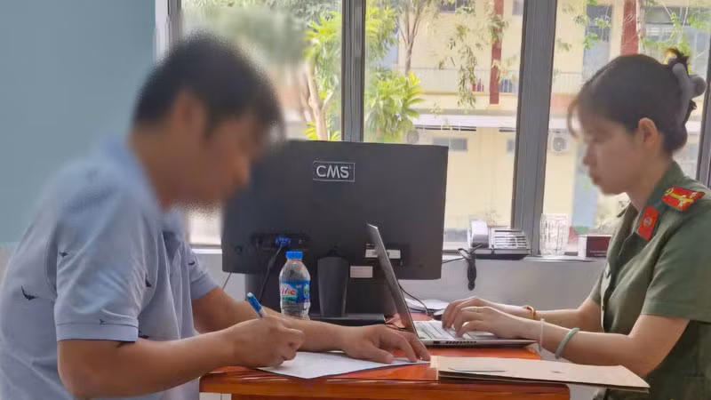  Ông P.V.H làm việc với cơ quan công an.