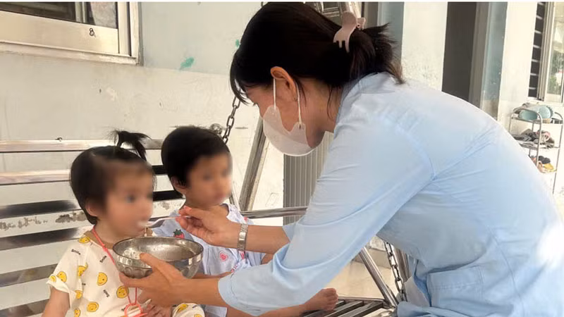 2 bé được cán bộ chăm sóc tại Trung tâm Công tác xã hội tỉnh Tiền Giang.