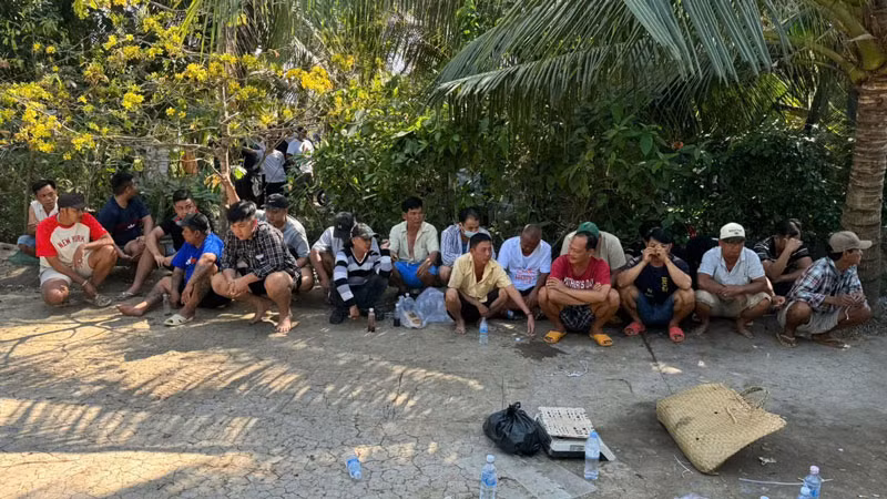 Một số đối tượng đã thừa nhận hành vi đánh bạc bằng hình thức đá gà ăn thua bằng tiền. Một số đối tượng đã thừa nhận hành vi đánh bạc bằng hình thức đá gà ăn thua bằng tiền.