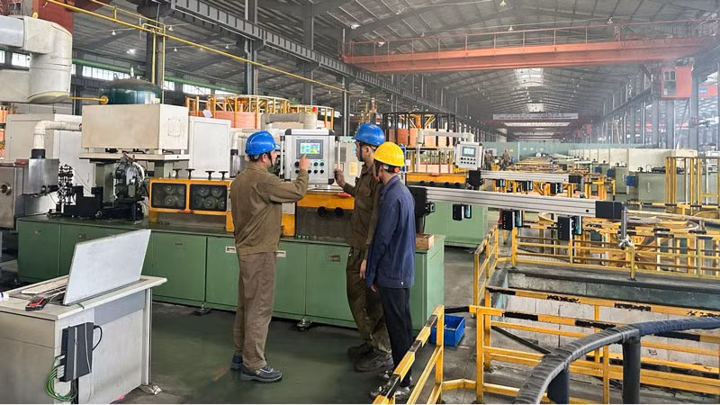 Công nhân làm việc tại một doanh nghiệp thuộc Khu Công nghiệp Long Giang.