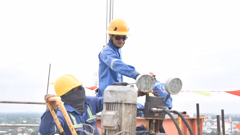 Các công nhân thi công trao đổi công việc với nhau.