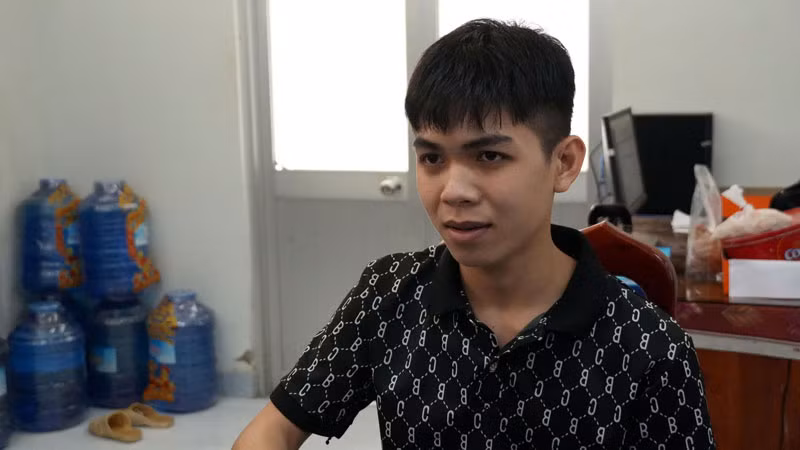 Nghi phạm Nguyễn Chí Linh tại cơ quan Công an.