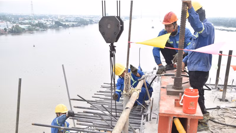 Công nhân khẩn trương thi công tại công trường.