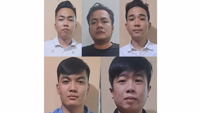 5 đối tượng bị tạm giữ hình sự để điều tra về hành vi gây rối trật tự công cộng.