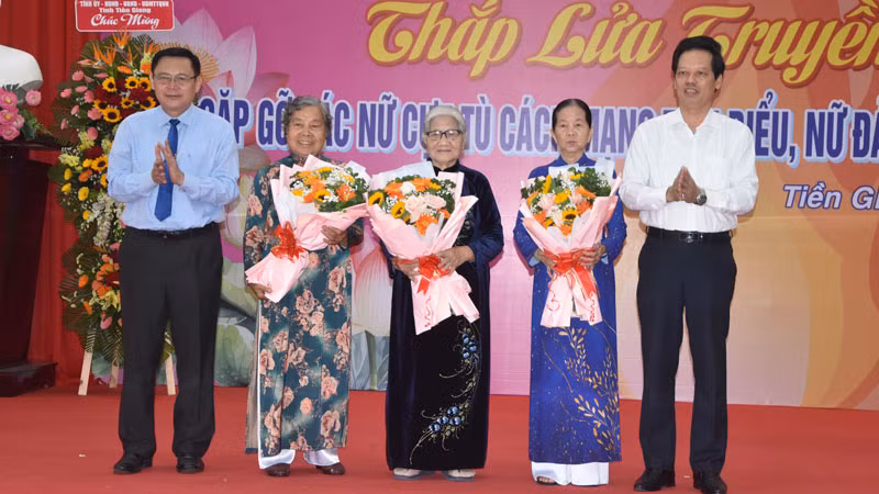 Lãnh đạo tỉnh Tiền Giang trao hoa cảm ơn những cống hiến của các cô, các mẹ.