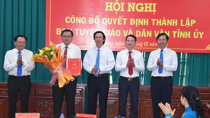 Đồng chí Nguyễn Văn Danh (thứ 3 từ trái sang) trao Quyết định thành lập Ban Tuyên giáo và Dân vận Tỉnh ủy Tiền Giang.