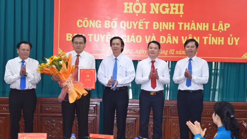 Đồng chí Nguyễn Văn Danh (thứ 3 từ trái sang) trao Quyết định thành lập Ban Tuyên giáo và Dân vận Tỉnh ủy Tiền Giang.