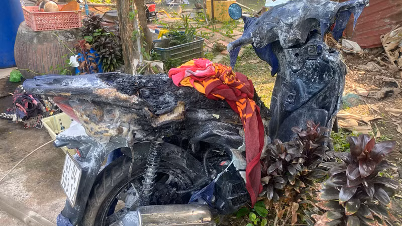 Chiếc xe mô-tô bị hư hỏng nặng.