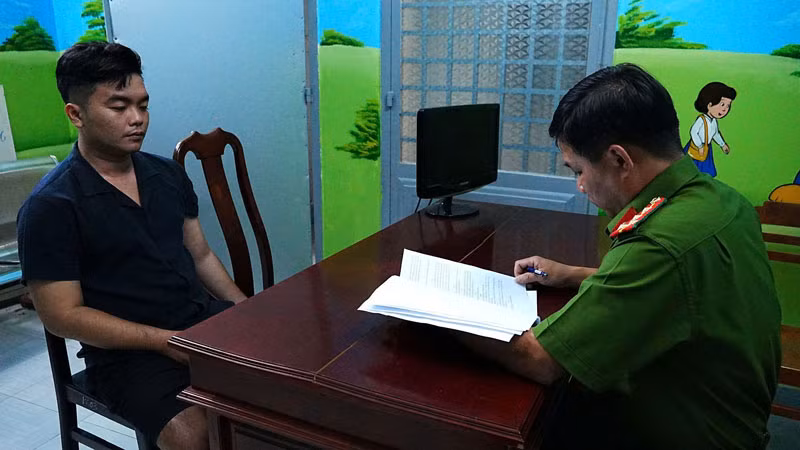 Nghi phạm Nguyễn Hữu Thắng làm việc với cơ quan Công an.