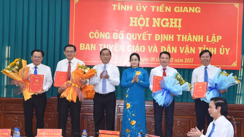 Trao quyết định bổ nhiệm 1 trưởng ban và 3 phó trưởng ban.