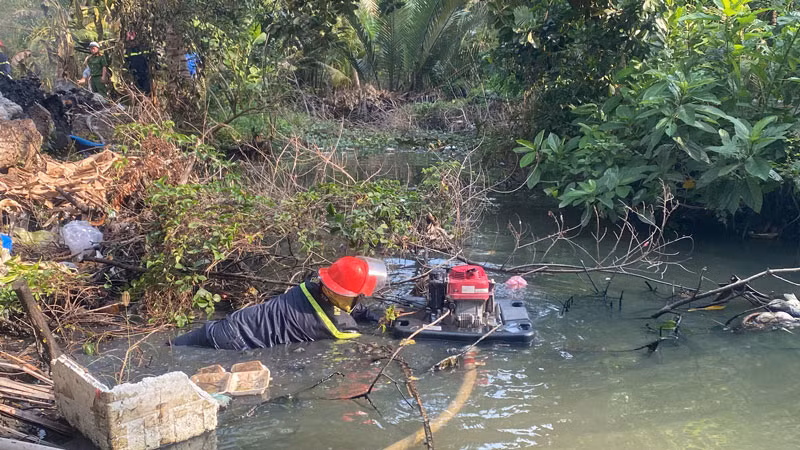 Lực lượng phòng cháy, chữa cháy lấy nguồn nước từ con kênh gần đó để phục vụ cho chữa cháy.