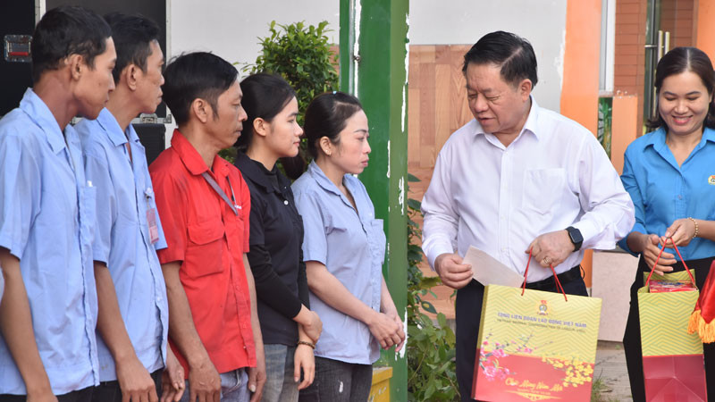 Đồng chí Nguyễn Trọng Nghĩa tặng quà cho công nhân tại Tiền Giang.