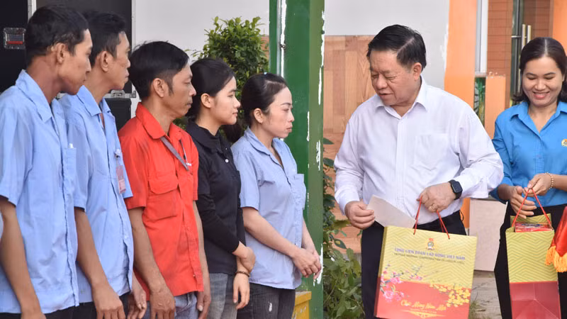 Đồng chí Nguyễn Trọng Nghĩa tặng quà cho công nhân tại Tiền Giang.