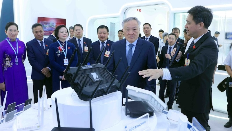 Phó Thủ tướng Nguyễn Hoà Bình tham quan tham quan gian trưng bày các sản phẩm công nghệ của Tập đoàn VNPT. Phó Thủ tướng Nguyễn Hoà Bình tham quan tham quan gian trưng bày các sản phẩm công nghệ của Tập đoàn VNPT.