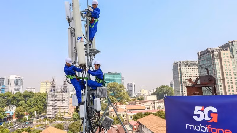 Lắp ráp trạm phát sóng 5G MobiFone.