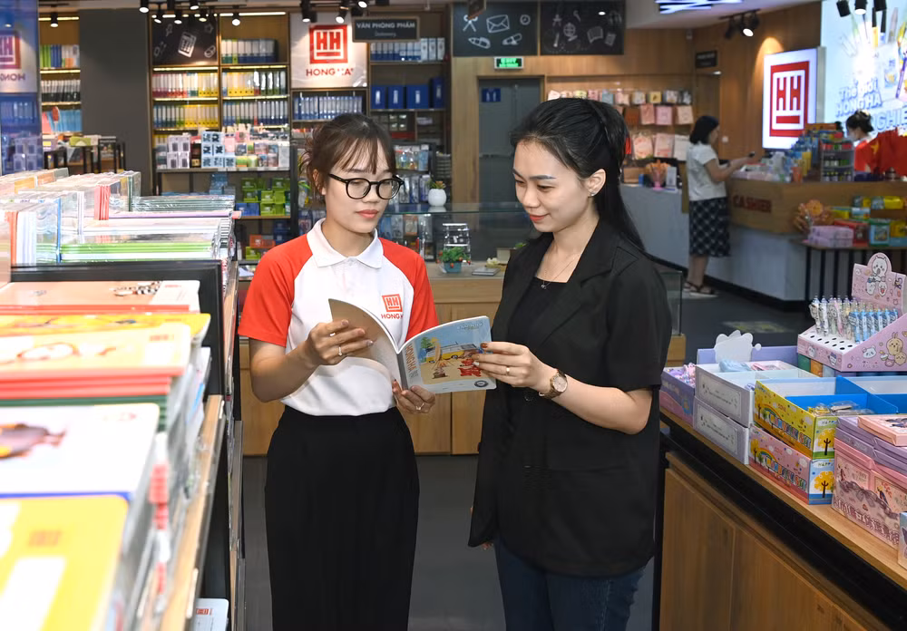 Khách hàng lựa chọn các sản phẩm tại cửa hàng của Công ty cổ phần Văn phòng phẩm Hồng Hà. (Ảnh: ĐĂNG ANH)