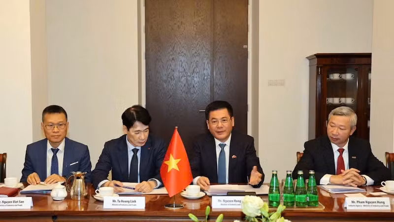 Bộ trưởng Nguyễn Hồng Diên và các thành viên trong đoàn công tác.