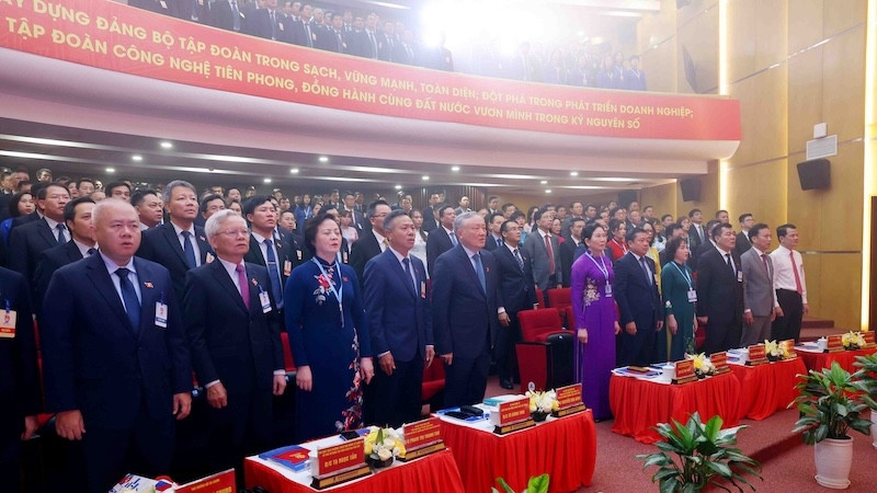 Các đại biểu tham dự Đại hội thực hiện nghi lễ chào cờ. Các đại biểu tham dự Đại hội thực hiện nghi lễ chào cờ.