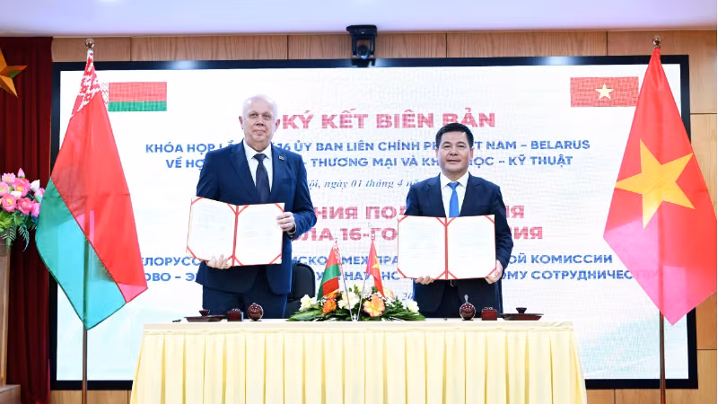 Bộ trưởng Nguyễn Hồng Diên và Phó Thủ tướng Anatoly Sivak ký biên bản khóa họp lần thứ 16 Ủy ban liên Chính phủ Việt Nam-Belarus