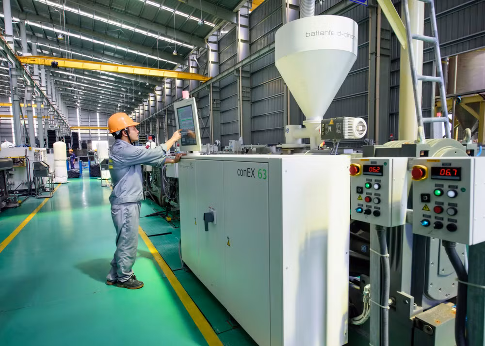 Sản xuất các sản phẩm ống nhựa tại Nhà máy của Tập đoàn Hoa Sen. (Ảnh: HOÀI THU)