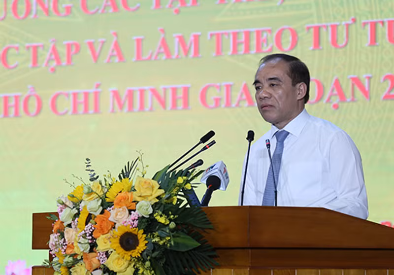 Đồng chí Chẩu Văn Lâm, Ủy viên Trung ương Đảng, Bí thư Tỉnh ủy Tuyên Quang phát biểu tại buổi gặp mặt, khen thưởng.