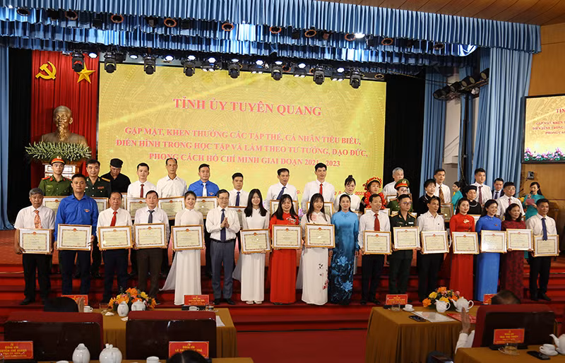 Các đồng chí: Lê Thị Kim Dung, Phó Bí thư thường trực Tỉnh ủy; Nguyễn Văn Sơn, Chủ tịch Ủy ban nhân dân tỉnh Tuyên Quang trao bằng khen cho các tập thể điển hình học tập và làm theo Bác.