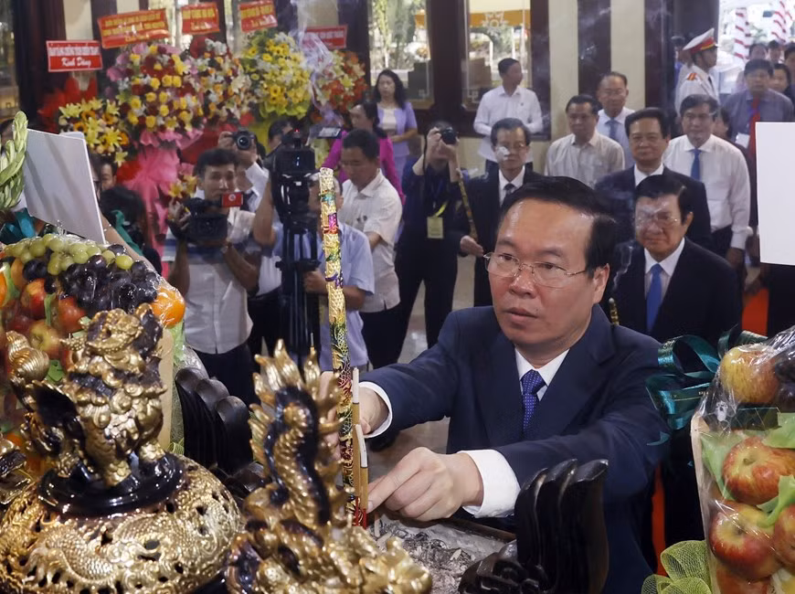 Chủ tịch nước Võ Văn Thưởng dâng hương, dâng hoa tưởng niệm Chủ tịch Tôn Đức Thắng tại Khu Lưu niệm của Chủ tịch Tôn Đức Thắng. (Ảnh: TTXVN)