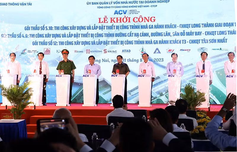 Thủ tướng Chính phủ Phạm Minh Chính cùng các đại biểu nhấn nút khởi công xây dựng nhà ga hành khách và đường cất hạ cánh, sân đỗ máy bay sân bay Long Thành.