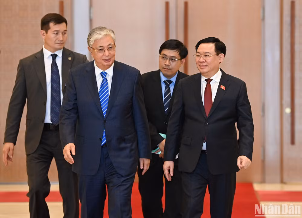 Chủ tịch Quốc hội Vương Đình Huệ và Tổng thống Cộng hòa Kazakhstan trao đổi sau khi kết thúc buổi hội kiến.