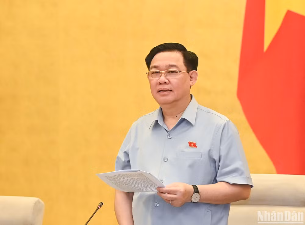 Chủ tịch Quốc hội Vương Đình Huệ phát biểu khai mạc, gợi mở, định hướng nội dung thảo luận tại phiên họp.