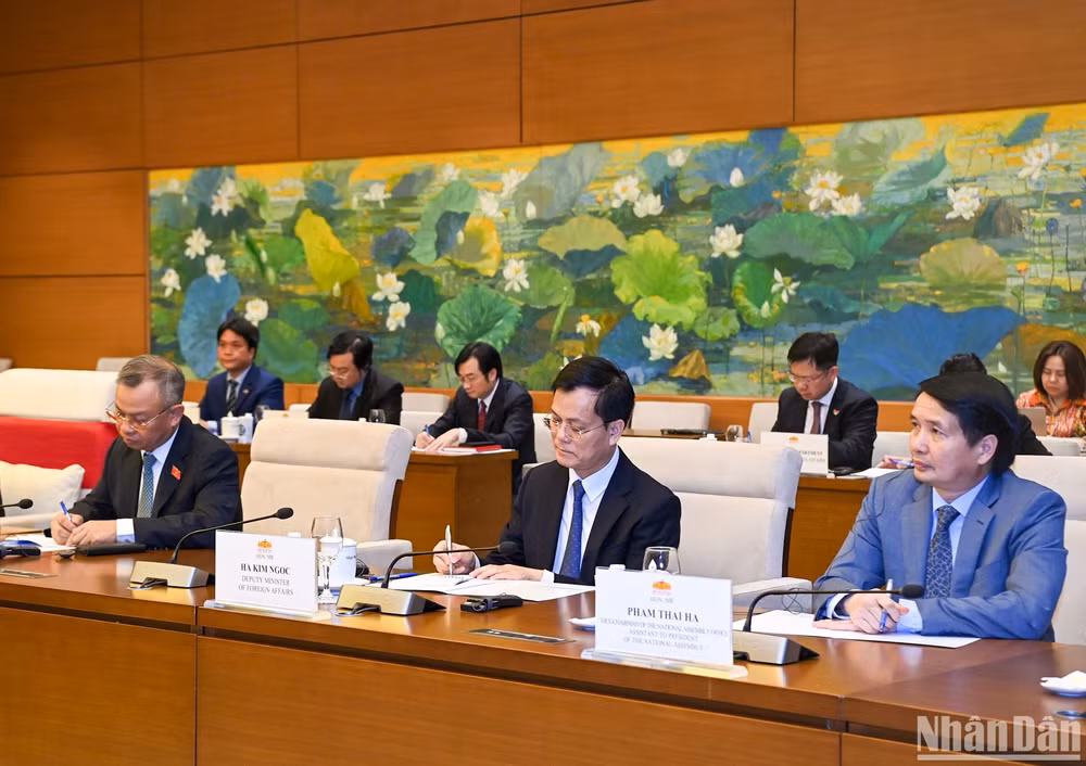 Lãnh đạo Ủy ban Đối ngoại, Văn phòng Quốc hội, Bộ Ngoại giao và các đại biểu dự buổi hội kiến.