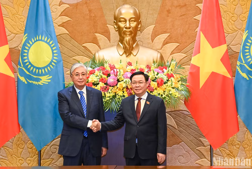 Chủ tịch Quốc hội Vương Đình Huệ và Tổng thống Cộng hòa Kazakhstan Kassym-Jomart Tokayev tại buổi hội kiến.