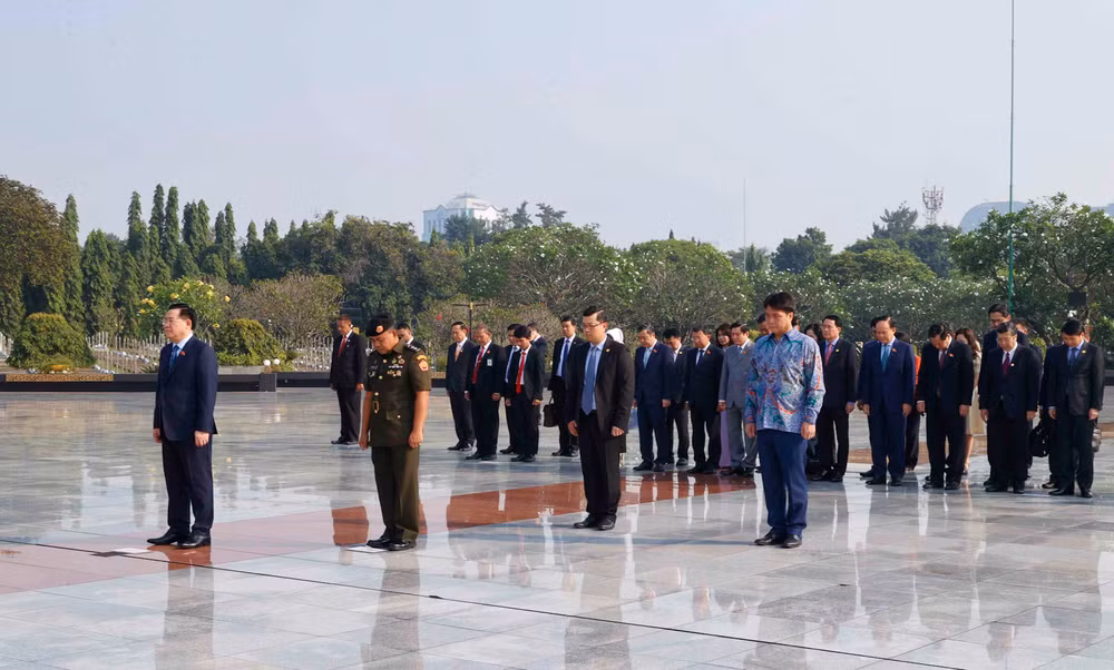 Chủ tịch Quốc hội Vương Đình Huệ và Đoàn đại biểu cấp cao Quốc hội Việt Nam đặt vòng hoa tại Đài tưởng niệm các Anh hùng dân tộc Indonesia. (Ảnh: Doãn Tấn)