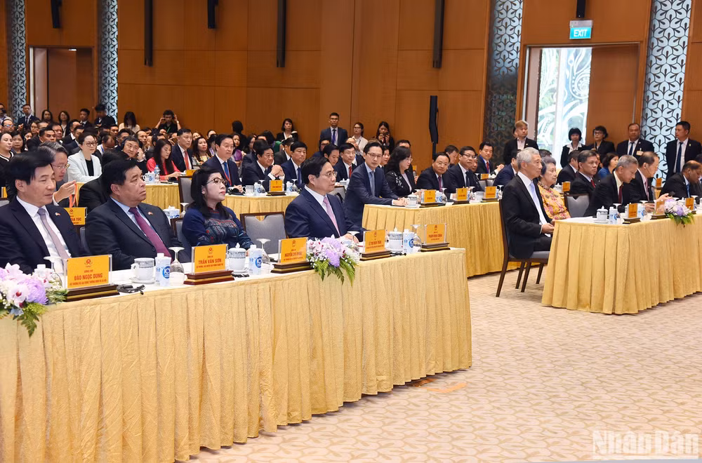 Thủ tướng Phạm Minh Chính, Thủ tướng Singapore Lý Hiển Long và các đại biểu dự Hội nghị thúc đẩy triển khai các dự án hợp tác đầu tư Việt Nam-Singapore.