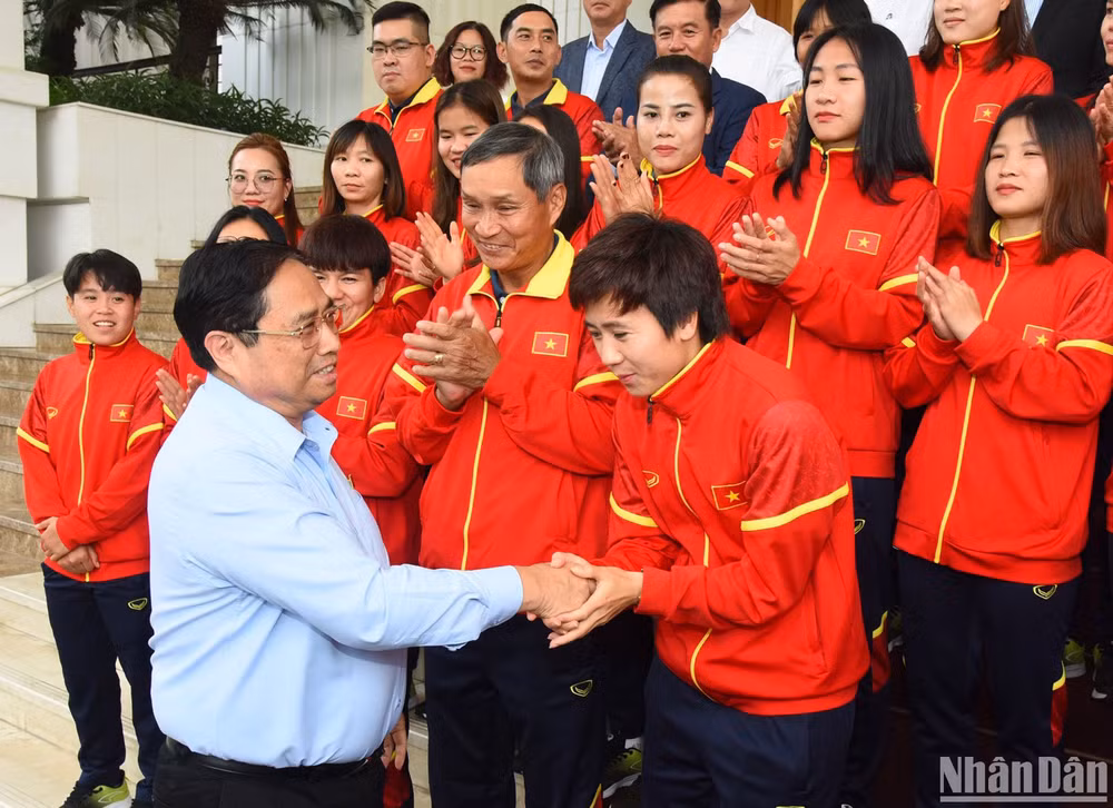Thủ tướng Phạm Minh Chính động viên và thăm hỏi cầu thủ đội tuyển bóng đá nữ Việt Nam.
