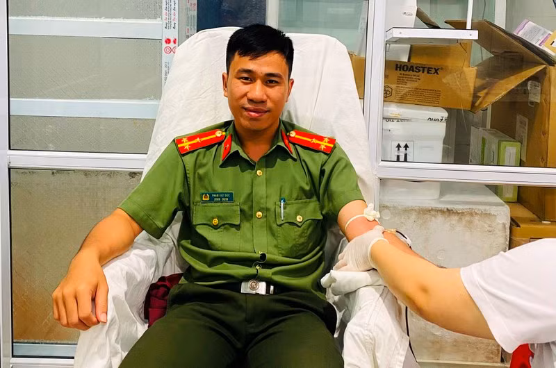 Thượng úy Phạm Việt Đức, Bí thư chi đoàn Công an huyện Mường Khương hiến máu cứu sản phụ qua cơn nguy kịch. (Ảnh: QUỲNH TRANG)