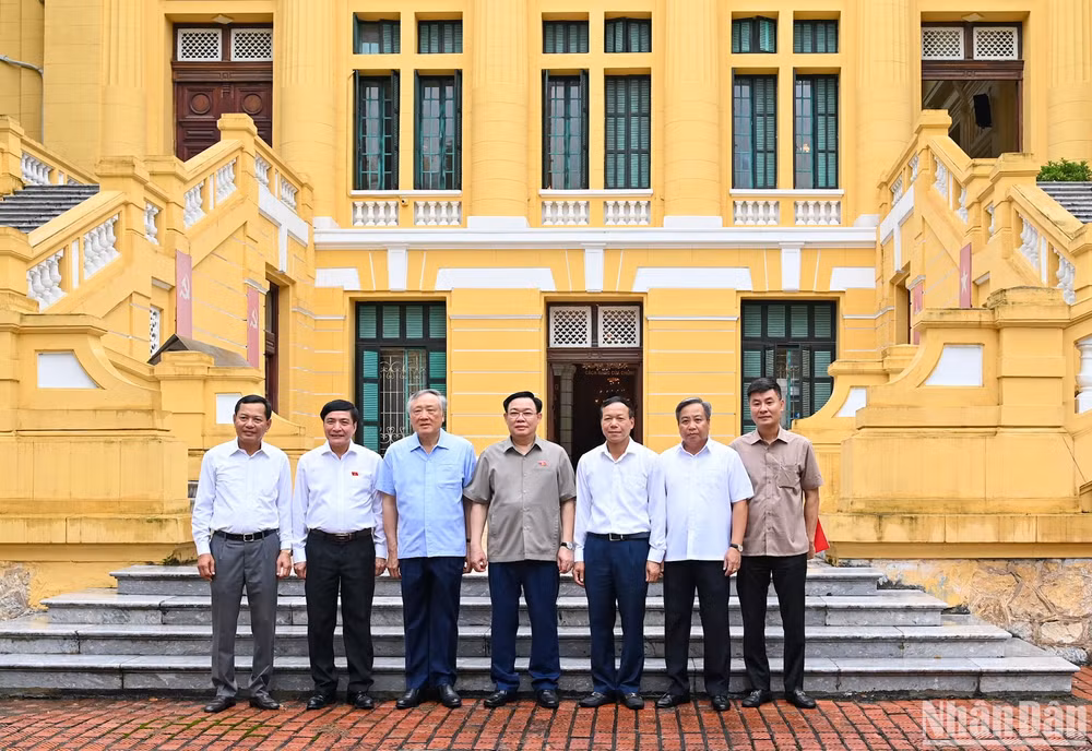 Chủ tịch Quốc hội Vương Đình Huệ, Chánh án Tòa án nhân dân tối cao Nguyễn Hòa Bình với các đại biểu dự phiên họp. (Ảnh: Duy Linh)