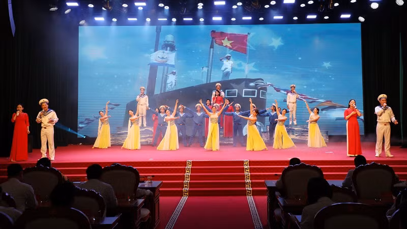 Một tiết mục văn nghệ chào mừng buổi tuyên dương.