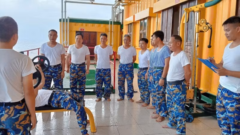 Cán bộ, chiến sĩ Nhà giàn DK1 rèn luyện nâng cao sức khỏe trong mọi điều kiện thời tiết.