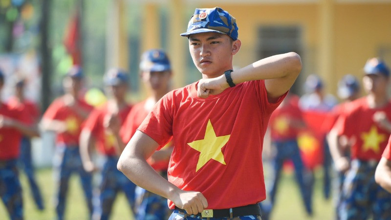 Khởi đầu một ngày mới của chiến sĩ Hải quân Việt Nam bằng bài tập thể dục.