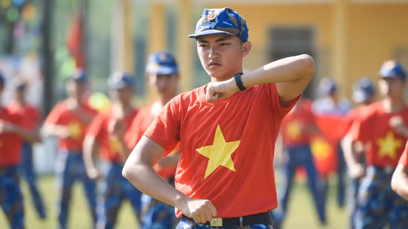 Khởi đầu một ngày mới của chiến sĩ Hải quân Việt Nam bằng bài tập thể dục.