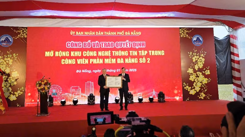 Trao Quyết định mở rộng Khu công nghệ thông tin tập trung Công viên phần mềm Đà Nẵng số 2. Trao Quyết định mở rộng Khu công nghệ thông tin tập trung Công viên phần mềm Đà Nẵng số 2.