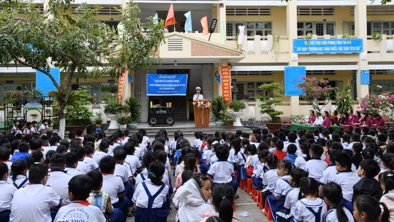 Báo cáo viên Vùng 5 Hải quân giới thiệu truyền thống Quân đội nhân dân Việt Nam và Hải quân Việt Nam tại Trường tiểu học An Thới 1, thành phố Phú Quốc.