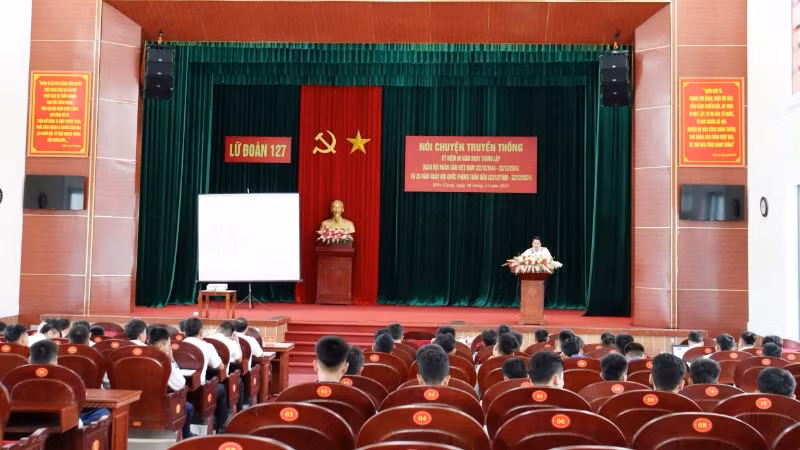 Lữ đoàn 127 Hải quân tổ chức nói chuyện truyền thống và cho bộ đội xem bộ phim tài liệu: Tiến bước dưới quân kỳ.