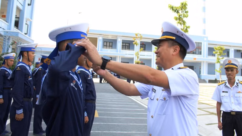Đại tá Trần Mạnh Chiến, Bí thư Đảng ủy, Chính ủy Vùng 2 Hải quân, thăm, động viên chiến sĩ mới tại Trung tâm Huấn luyện và trực tiếp uốn nắn từng động tác điều lệnh.
