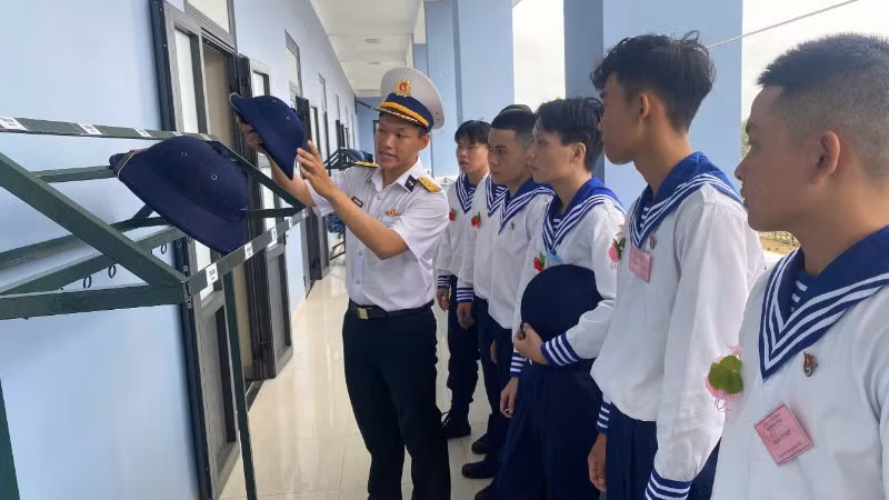 Từng việc nhỏ như phơi quần áo, xếp chăn màn, để mũ lên giá... đều phải gọn, đẹp, ngay ngắn